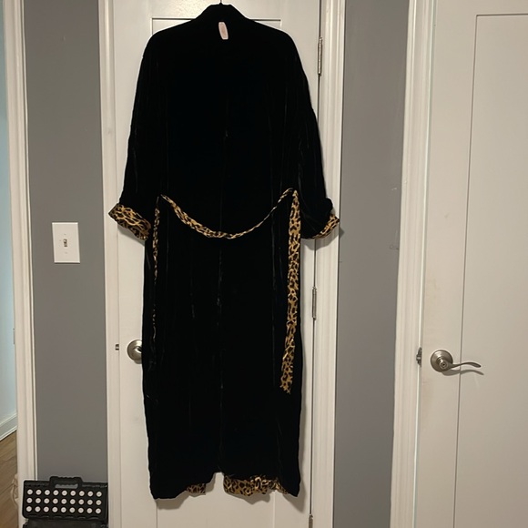 NWT Vintage Sz M/L Victoria Secret Blk Velvet leopard silk lined robe - Picture 4 of 5